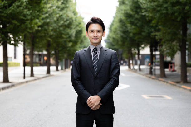 公園で若いアジア系のビジネスマンの肖像画 - ビジネスマン 日本人 ストックフォトと画像