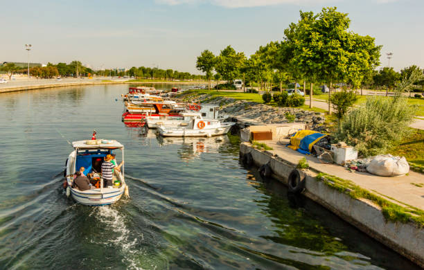 vista della città e barche pescatori sul torrente menekşe a küçükçekmece a istanbul - turkish culture turkey fishing boat fishing foto e immagini stock