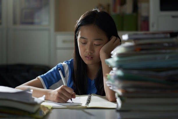 menina asiática estudando muito - sleeping high school desk education - fotografias e filmes do acervo