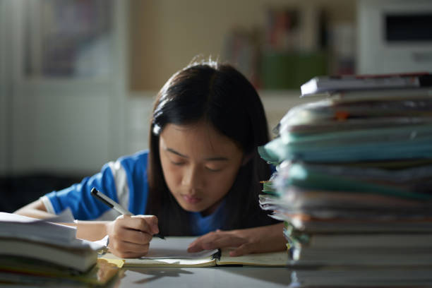 ragazza asiatica che studia duramente - sleeping high school desk education foto e immagini stock