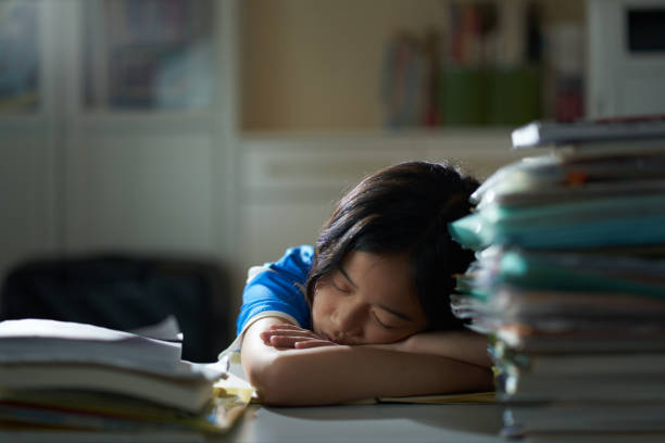 menina asiática estudando muito - sleeping high school desk education - fotografias e filmes do acervo