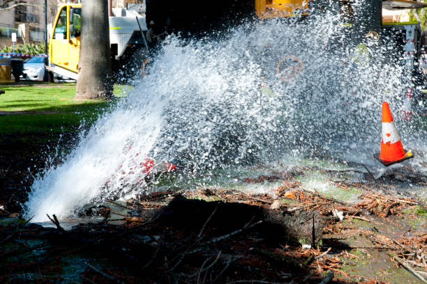 water pipe burst - burst pipe imagens e fotografias de stock