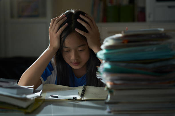 ragazza asiatica che studia duramente - sleeping high school desk education foto e immagini stock