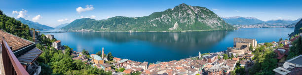 lago de lugano. vista panorámica de campione d ' italia, famoso por su casino. en el fondo a la derecha la ciudad de lugano, en el centro monte san salvatore, en la izquierda melide y monte san giorgio - switzerland ticino canton lake lugano fotografías e imágenes de stock