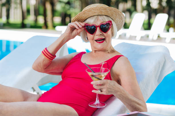 zabawna urocza babcia pijąca orzeźwiający letni koktajl - summer humor vacations fun zdjęcia i obrazy z banku zdjęć