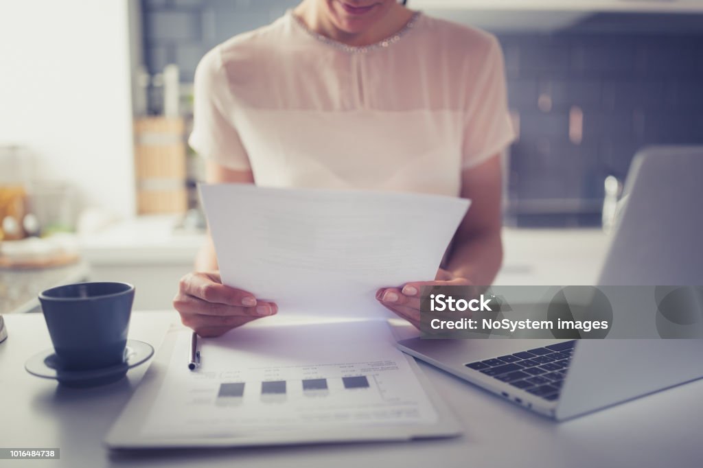 Jóvenes mujeres trabajando en casa - Foto de stock de 25-29 años libre de derechos Jóvenes mujeres trabajando en casa - Foto de stock de 25-29 años libre de derechos