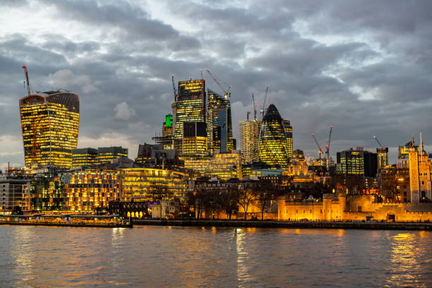 ciudad de londres uno de los principales centros de las finanzas globales. esta vista incluye: torre 42 gherkin, edificio willis, bolsa de torre y lloyd de londres - u s bank tower fotografías e imágenes de stock