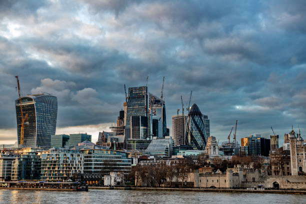 ciudad de londres uno de los principales centros de las finanzas globales. esta vista incluye: torre 42 gherkin, edificio willis, bolsa de torre y lloyd de londres - u s bank tower fotografías e imágenes de stock