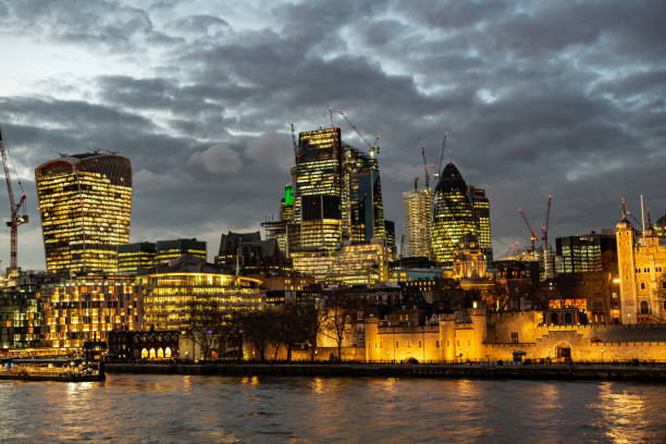 ciudad de londres uno de los principales centros de las finanzas globales. esta vista incluye: torre 42 gherkin, edificio willis, bolsa de torre y lloyd de londres - u s bank tower fotografías e imágenes de stock