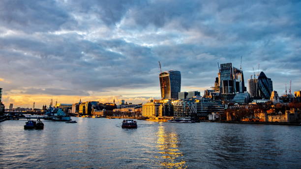 ciudad de londres uno de los principales centros de las finanzas globales. esta vista incluye: torre 42 gherkin, edificio willis, bolsa de torre y lloyd de londres - u s bank tower fotografías e imágenes de stock