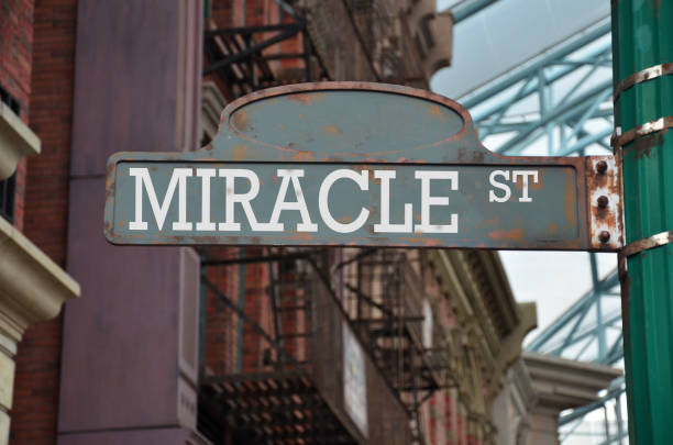 signo de calle en la esquina de la calle del milagro - milagro evento religioso fotografías e imágenes de stock