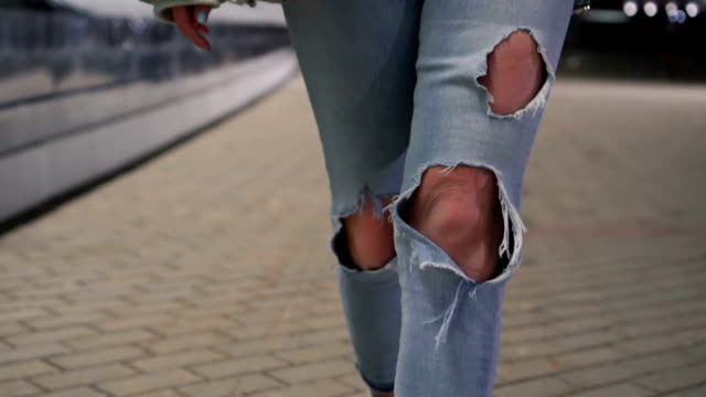 День порванных джинсов 28 августа. Идёт в джинсах. В порванных кроссах Saga. Клип экспонат порванные джинсы.