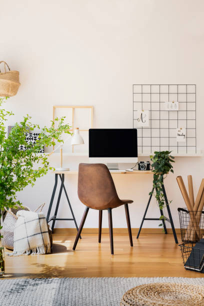 écran d’ordinateur moderne sur un bureau industriel par un mur blanc dans un espace d’étude chaud et ensoleillé d’un intérieur de chambre à coucher d’adolescent - isolated remote plaid nobody photos et images de collection