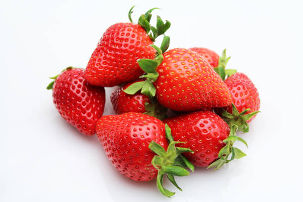 fraises fraîches sur fond blanc - healthy eating nature studio shot vertical photos et images de collection