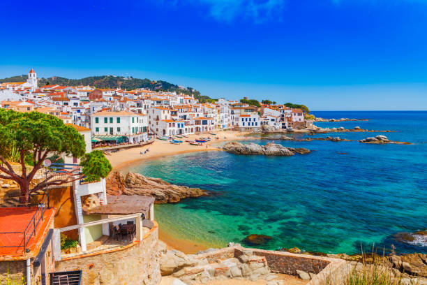 meer-landschaft mit calella de palafrugell, katalonien, spanien in der nähe von barcelona. malerische fischerdorf mit schönen sandstrand und klares blaues wasser in der schönen bucht. beliebten urlaubsort an der costa brava - spanien stock-fotos und bilder