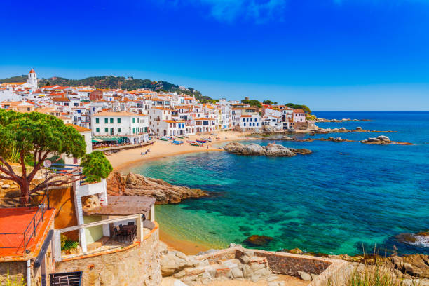 バルセロナの近くにカレッラ・デ・パラフルゲル、カタルーニャ、スペインとの海の風景。素敵な砂浜と素敵な湾の澄んだ青い水と風光明媚な漁師村。コスタ・ブラバの有名な観光地 - スペイン ストックフォトと画像