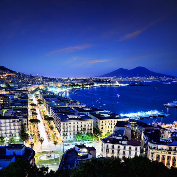 vue panoramique de naples dans la nuit - fort bay photos et images de collection