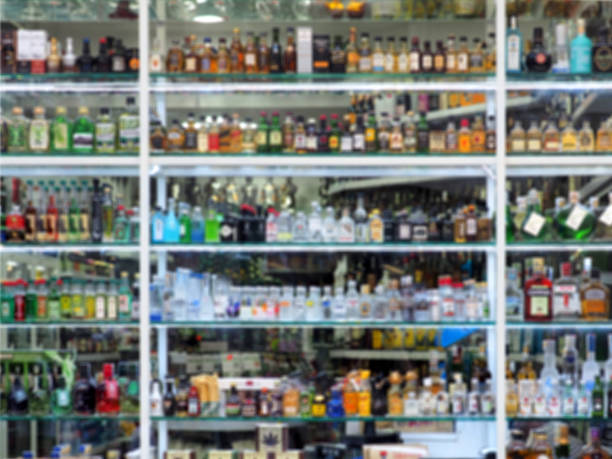 ぼやけた画像。アルコール製品、ぼやけているアルコール飲料背景とガラスのショーケース。アルコール飲料市場概念 - whisky liqueur glass alcohol bottle ストックフォトと画像