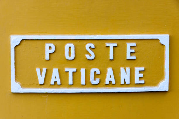 istock Postbus in Vaticaanstad. 1016571500