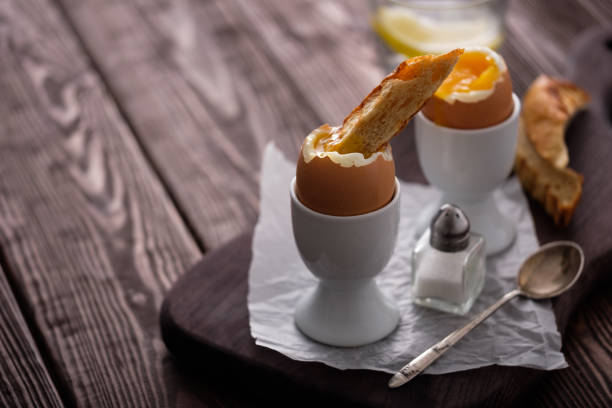 jajko kurze na śniadanie z miękkim gotowanym jajkiem na śniadanie, z tostami. - soft boiled zdjęcia i obrazy z banku zdjęć