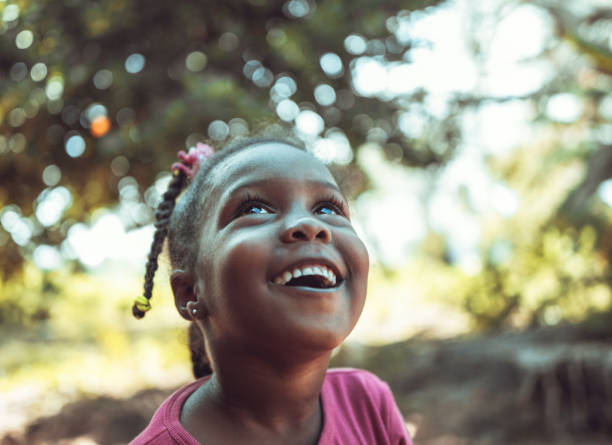 porträt eines niedlichen kleinen afrikanischen mädchens - looking up stock-fotos und bilder