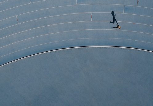 Vista aérea de un atleta corriendo en pista photo