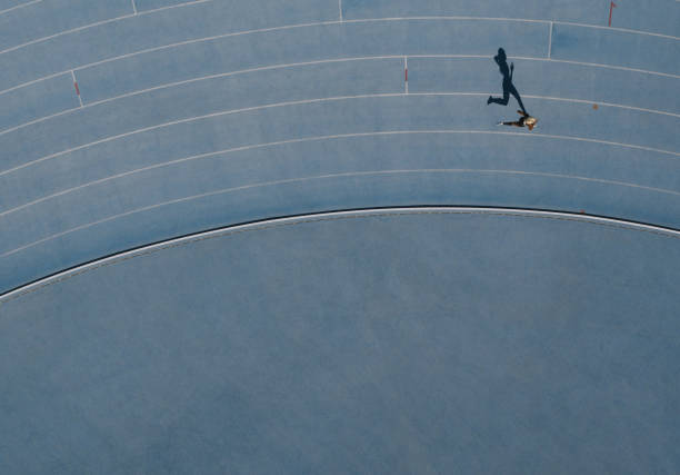 トラックで実行されているアスリートの空撮 - track and field stadium ストックフォトと画像