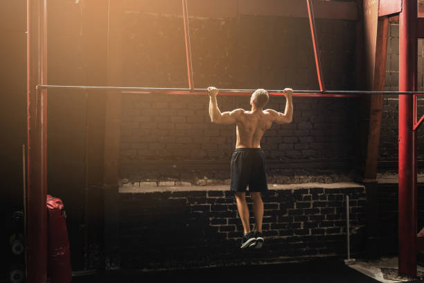 hombre fuerte hacer levante en ejercicio en el gimnasio - body building gym human muscle effort fotografías e imágenes de stock