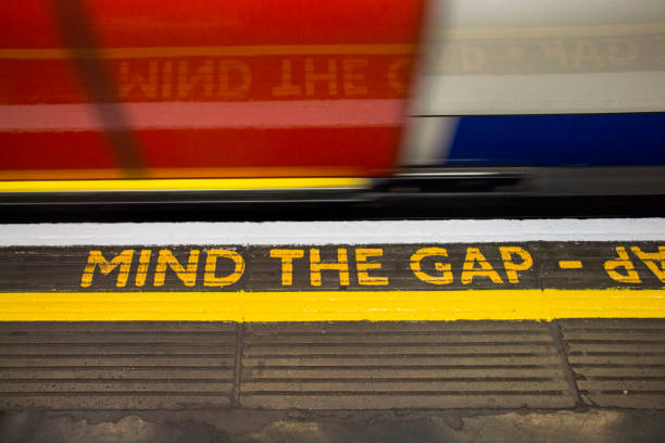 mente la señal de distancia en londres subterráneo - changing form road sign sign yellow fotografías e imágenes de stock