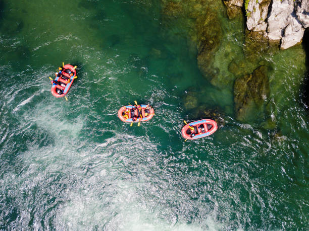 luftaufnahme von einer gruppe von männern und frauen in mehrere boote wildwasser-raften - rafting white water rafting rapid river stock-fotos und bilder