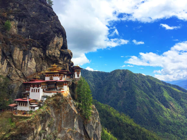 blick auf die spektakuläre tiger nest kloster (taktsang palphug) auf einem felsen von paro-tal in bhutan - tibetan buddhism stock-fotos und bilder