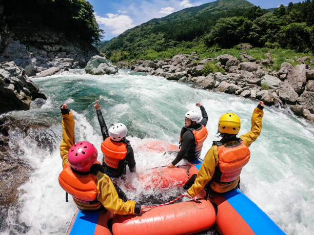 ponto de vista pessoal de um rio de água branca que transporta excursões - rafting white water rafting rapid river - fotografias e filmes do acervo