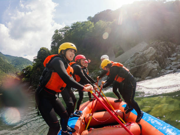 persönlichen sicht eine wildwasser river-rafting ausflug - sports team sport rowing teamwork rafting stock-fotos und bilder