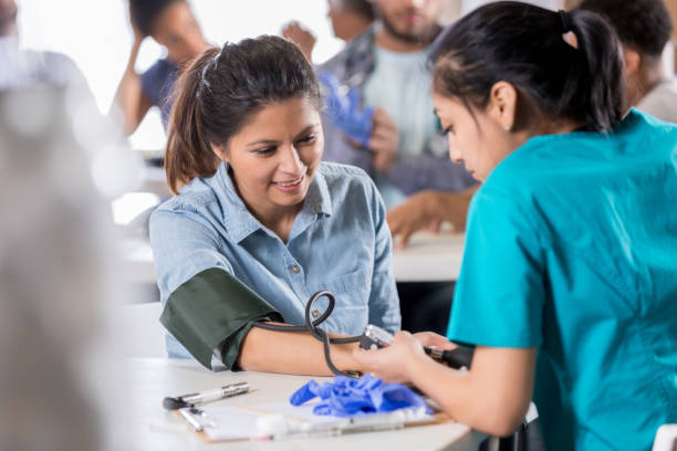 mi femme adulte montres infirmière prend la tension artérielle - gratuit photos et images de collection