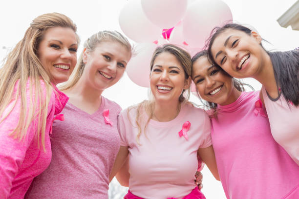 allegro gruppo di donne all'evento di sensibilizzazione sul cancro - cancer women womens issues friendship foto e immagini stock