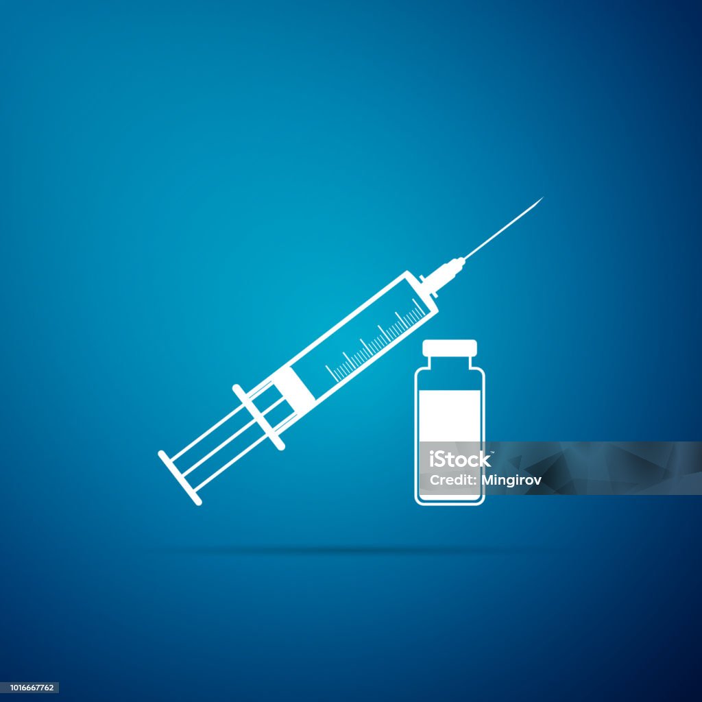 Seringue médicale avec aiguille et flacon icône isolé sur fond bleu. Concept de vaccination, injection. Design plat. Illustration vectorielle - clipart vectoriel de Vaccin libre de droits