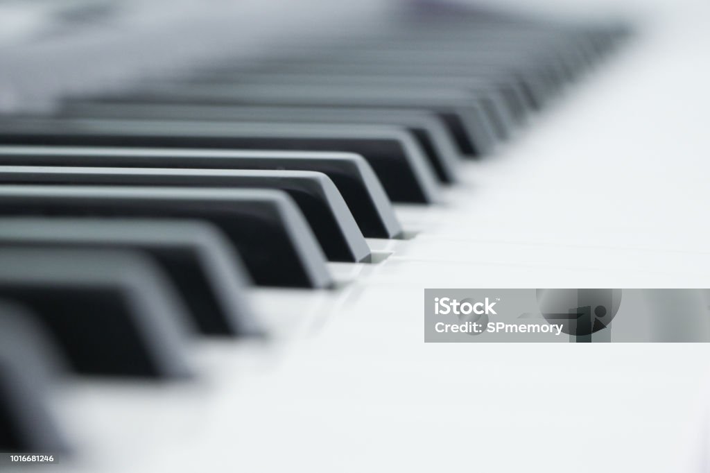 Piano est un instrument de musique classé comme instrument de percussion qui se joue en appuyant sur les touches sur un clavier. - Photo de Piano libre de droits