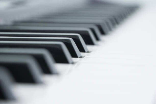 il pianoforte è uno strumento musicale classificato come strumento a percussione che viene suonato premendo i tasti su una tastiera. - piano piano key orchestra close up foto e immagini stock