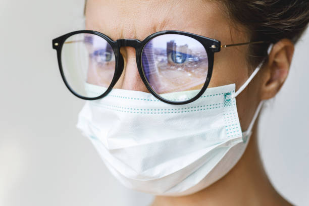 mujer con mascarilla debido a la calidad del aire o virus de la epidemia - swine flu fotos fotografías e imágenes de stock