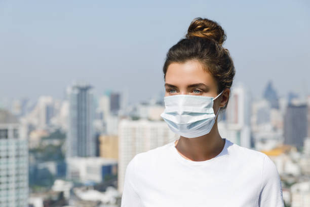 inquinamento atmosferico o epidemia di virus in città - global warming smog city pollution foto e immagini stock