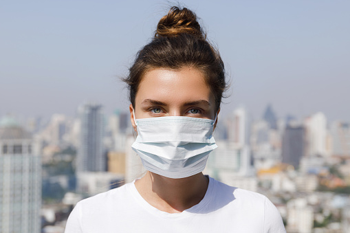 Contaminación del aire o la epidemia del virus en la ciudad photo