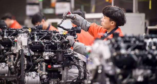 nella fabbrica di automobili geely nella città di linhai, nella provincia di zhejiang, l'intera catena di montaggio è stata impegnata nella realizzazione di nuove auto. - chinese production foto e immagini stock