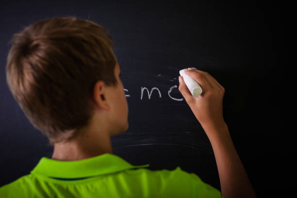 garoto adolescente em sala de aula - skill child mathematics physics - fotografias e filmes do acervo