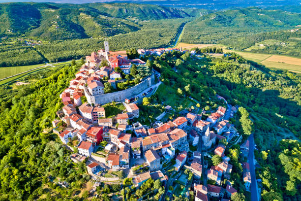 idylliczne miasto na wzgórzu motovun z lotu ptaka, region istria w chorwacji - istria zdjęcia i obrazy z banku zdjęć