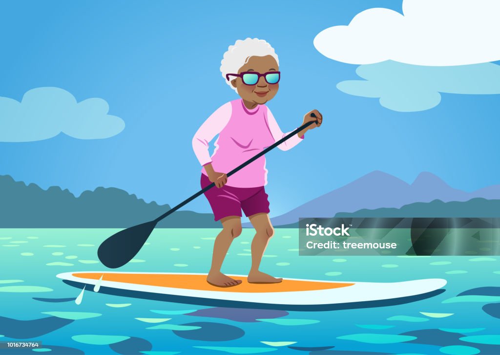 Senior African American vrouw op een stand up paddle board. Schattige oma dragen rash guard en shorts peddelen op kalm water, bomen en bergen op de achtergrond. Gezonde actieve levensstijl voor senioren - Royalty-free Bejaard vectorkunst