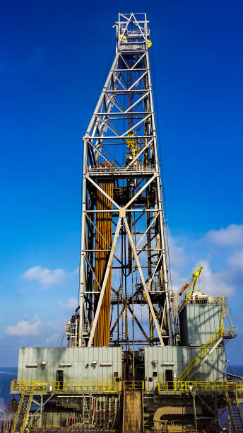 offshore drilling rig - crane oil well derrick crane floating oil production platform imagens e fotografias de stock