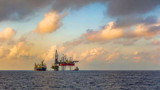 fpso and drilling rig in offshore oil fields - crane oil well derrick crane floating oil production platform imagens e fotografias de stock