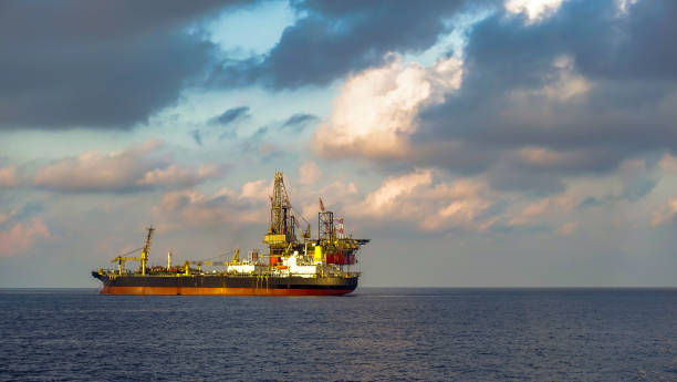 fpso and drilling rig in offshore oil fields - crane oil well derrick crane floating oil production platform imagens e fotografias de stock