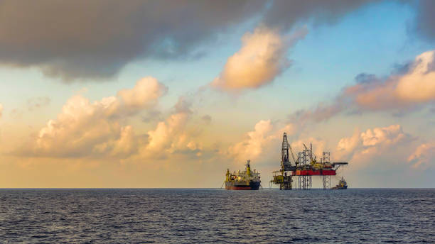 fpso and drilling rig in offshore oil fields - crane oil well derrick crane floating oil production platform imagens e fotografias de stock