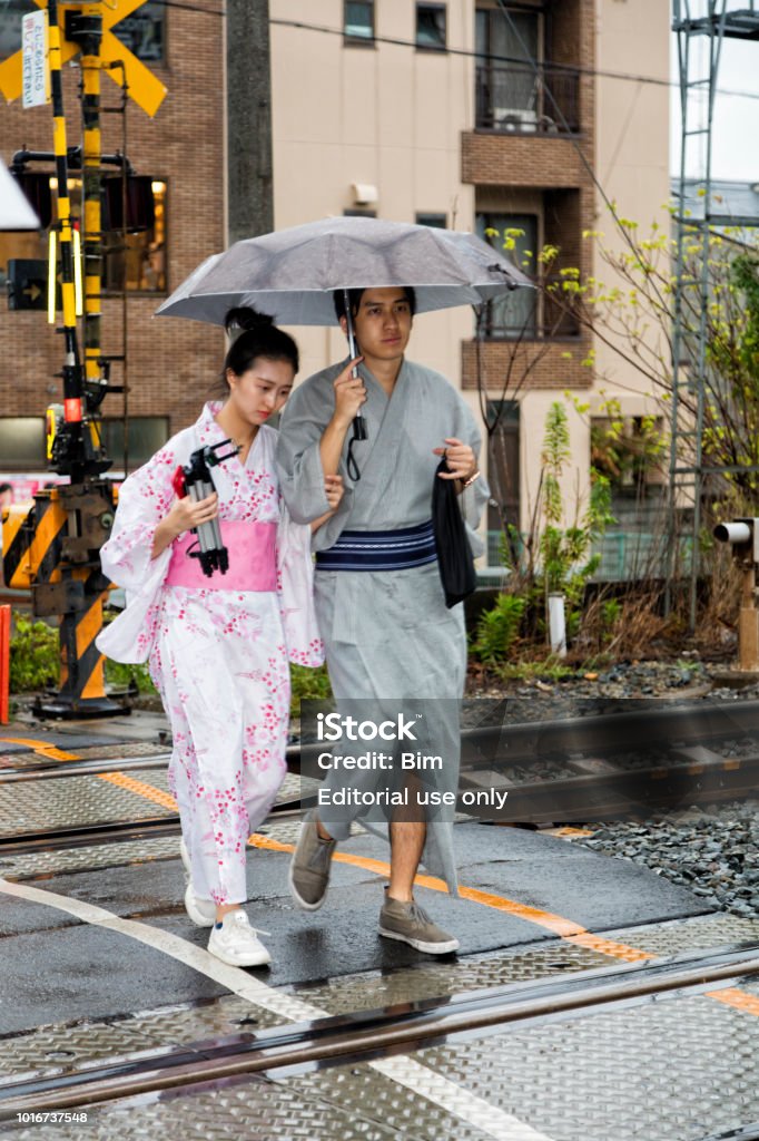 Tradicionalmente Vestido Pareja Japonesa Kioto Japón Foto de stock y más banco de imágenes de Adulto - iStock Tradicionalmente Vestido Pareja Japonesa Kioto Japón Foto de stock y más banco de imágenes de Adulto - iStock